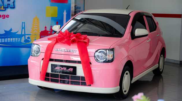 Beli Terios untuk Keluarga, Pelanggan di Lampung Dapat Kejutan Ayla Modern Vintage dari Daihatsu