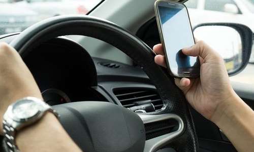Sanksi Menggunakan HP Saat Berkendara: Denda dan Aturannya