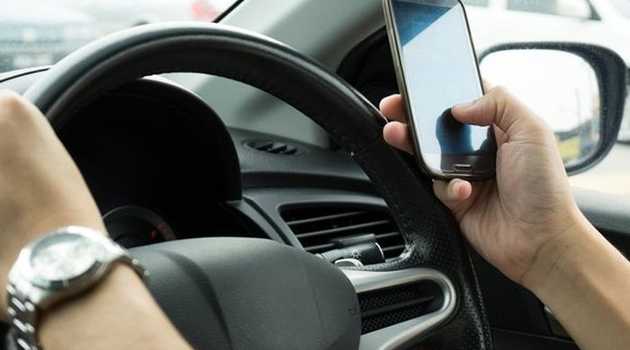 Sanksi Menggunakan HP Saat Berkendara: Denda dan Aturannya