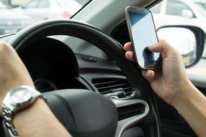 Sanksi Menggunakan HP Saat Berkendara: Denda dan Aturannya