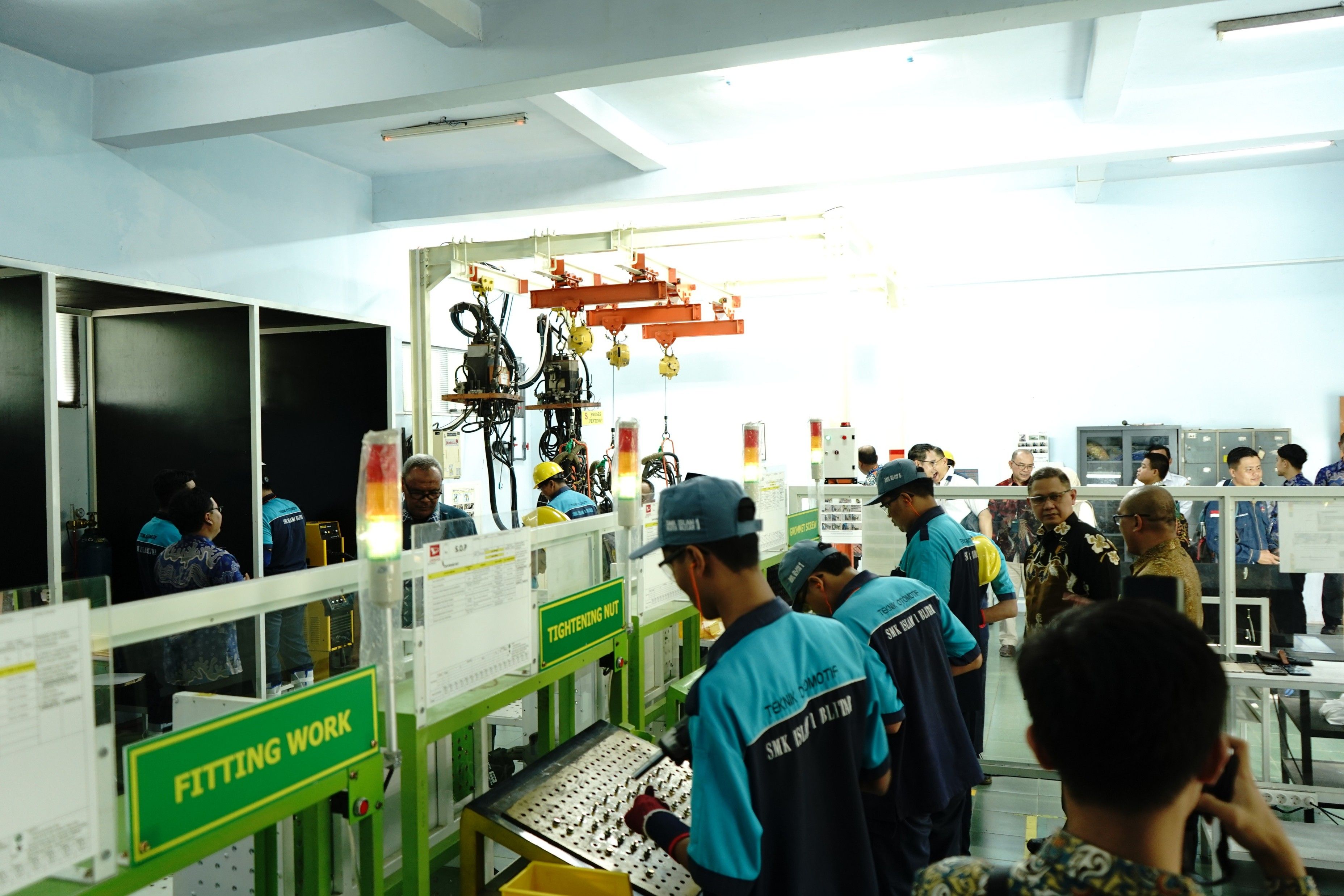Para Siswa Smk Binaan Daihatsu Sedang Mencoba Fasilitas Dojo