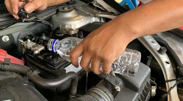 Cara Menambah dan Isi Air Aki Mobil yang Benar