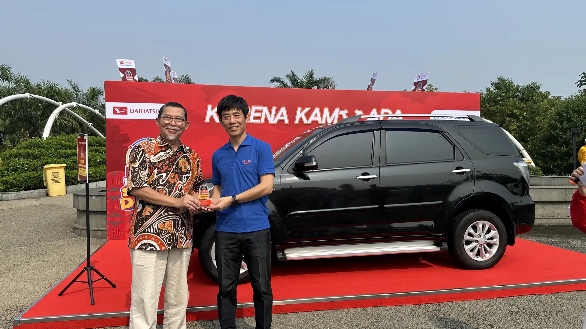Apresiasi Dari Daihatsu Yang Diwakili Oleh Corporate Function Director, Wataru Suzuki, Kepada Mufti Petala, Salah Satu Pelanggan Setia Daihatsu 1