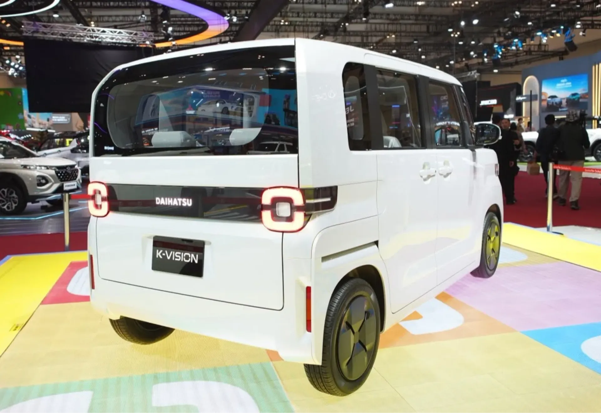 Tampak Belakang Daihatsu K Vision Hev 1