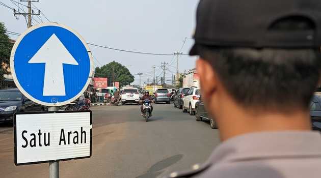 Melawan Arus Kena Tilang Berapa? Ini Denda dan Pasal yang Mengaturnya