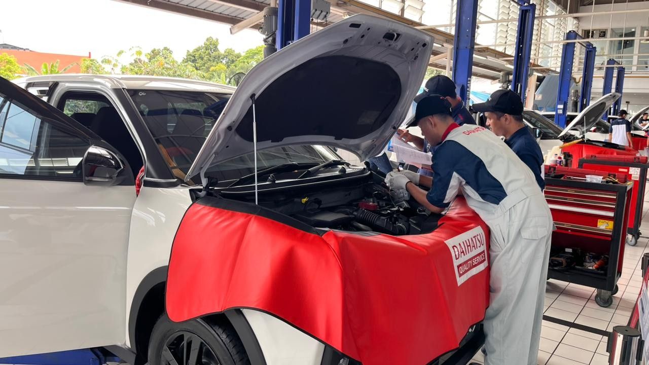 Ilustrasi Servis Mobil Di Bengkel Resmi Daihatsu