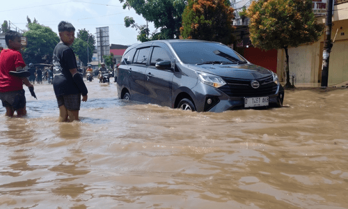 Seberapa Tinggi Genangan Air yang Aman Dilewati Mobil? Ini Panduannya