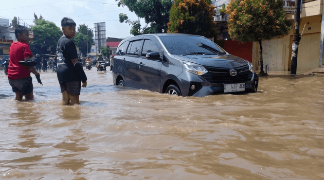 Seberapa Tinggi Genangan Air yang Aman Dilewati Mobil? Ini Panduannya
