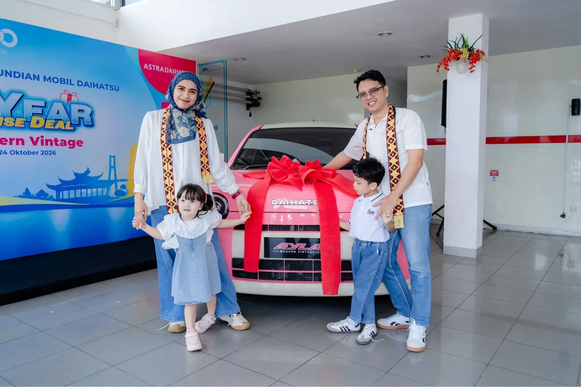 Try Mandala Putra Beserta Keluarga, Pemenang Daihatsu Ayla Modern Vintage 1