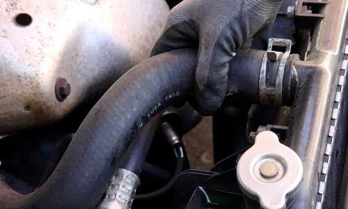 Penyebab Selang Radiator Mobil Bocor