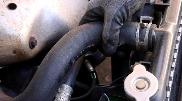 Penyebab Selang Radiator Mobil Bocor