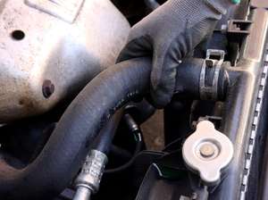 Penyebab Selang Radiator Mobil Bocor
