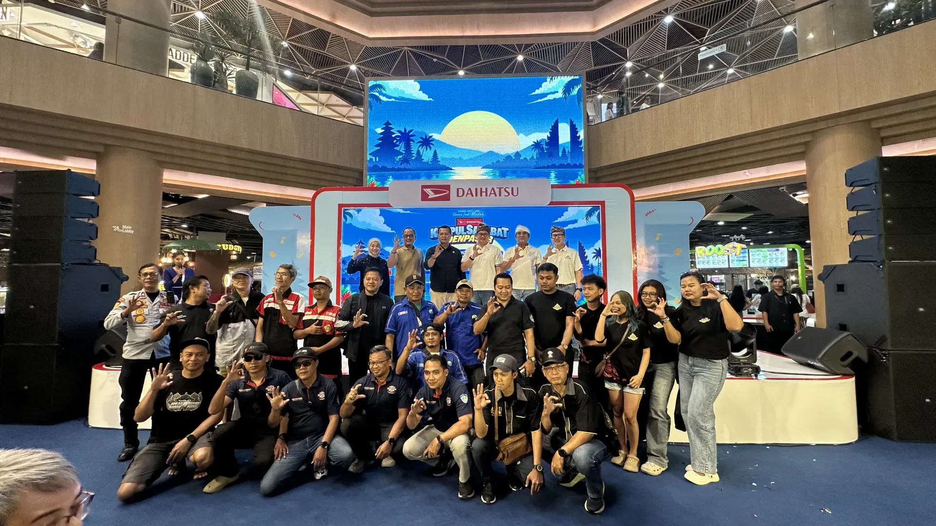 Daihatsu Official Club Berfoto Bersama Perwakilan Manajemen Daihatsu Dan Perwakilan Pemerintah Kota Denpasar 1