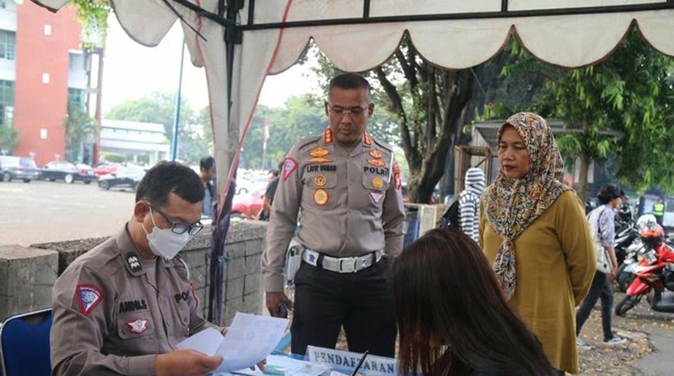 Warga Antusiass Memperpanjang Sim
