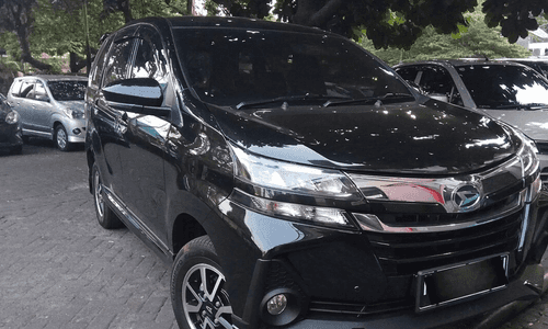 parkir mobil di bawah pohon