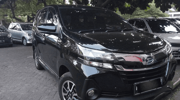 parkir mobil di bawah pohon