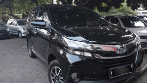 parkir mobil di bawah pohon