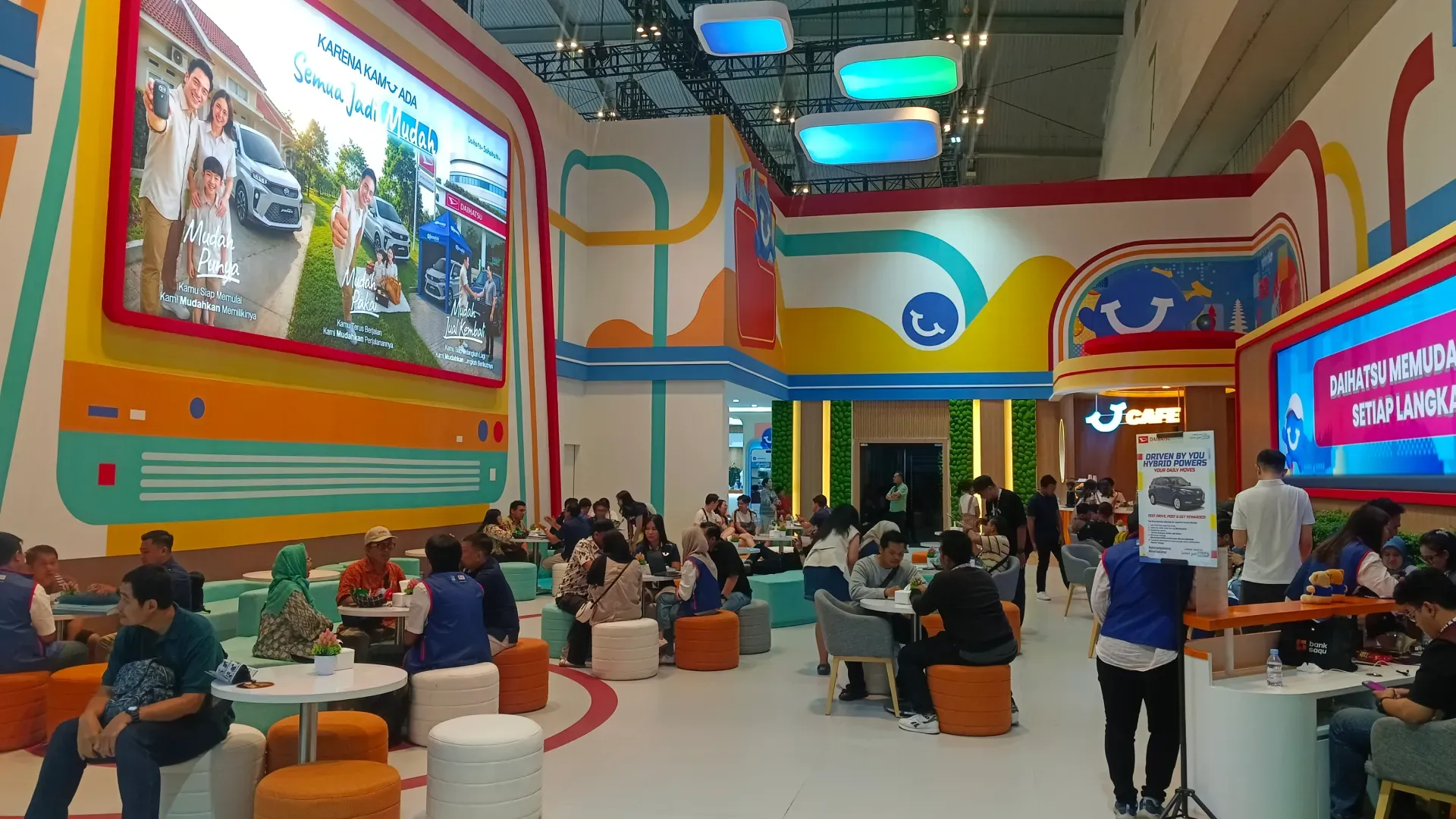 Suasana Keramaian Dealing Area Di Booth Daihatsu Giias 2026 1 1