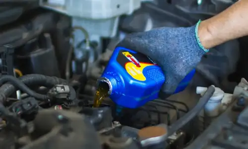 Penyebab Oli Mesin Mobil Berwarna Putih Susu, Yuk Simak!