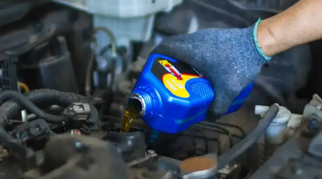 Penyebab Oli Mesin Mobil Berwarna Putih Susu, Yuk Simak!