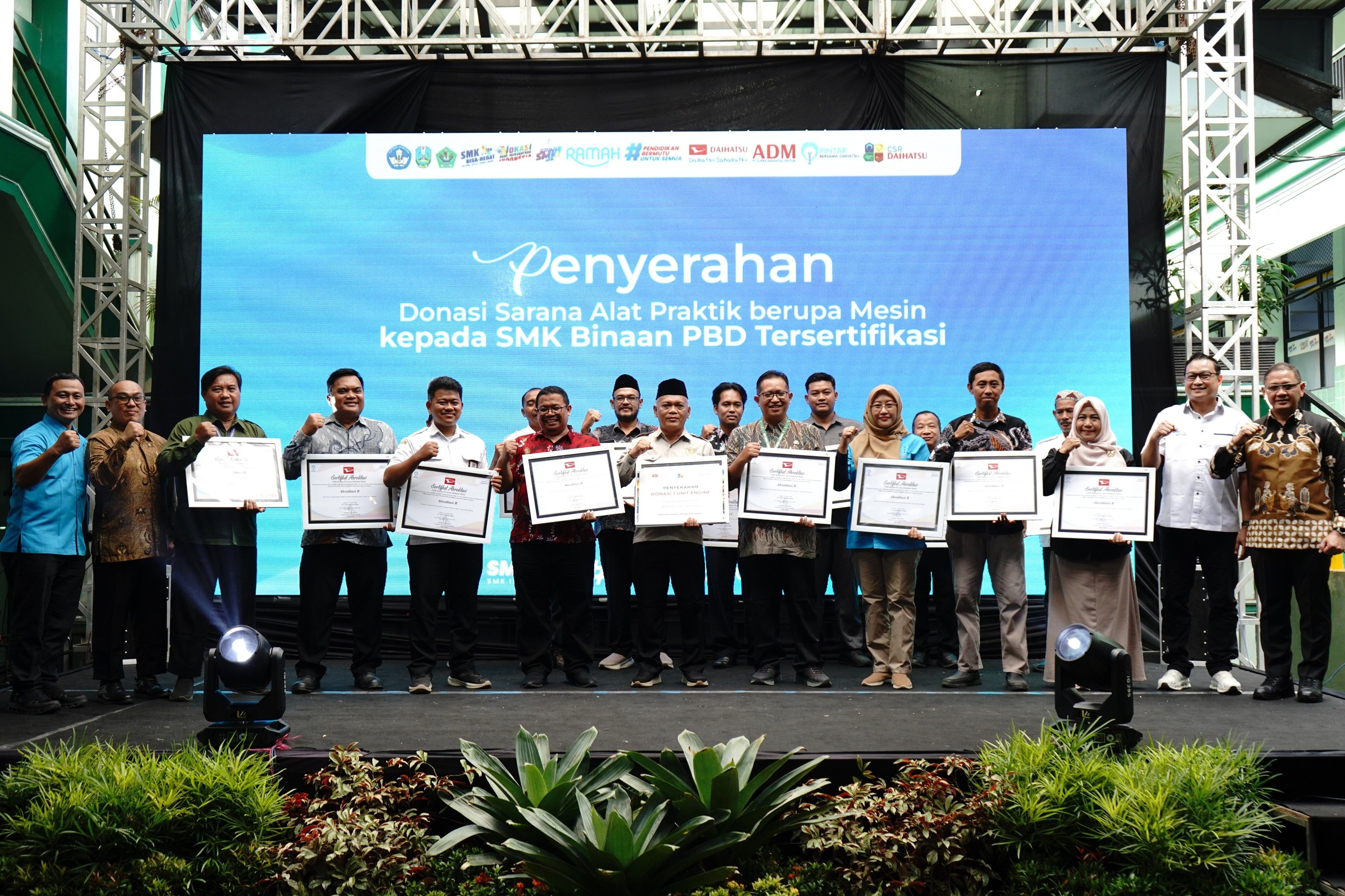 Foto Bersama Penyerahan Secara Simbolis Donasi Alat Praktik Kepada Smk Binaan Daihatsu
