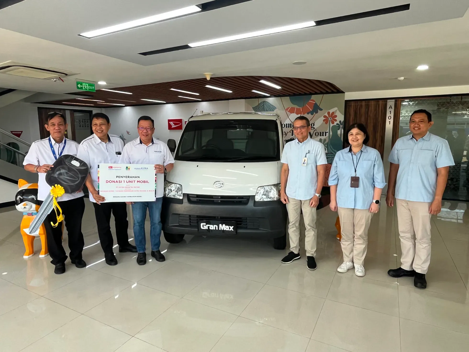 Pt Astra Daihatsu Motor Secara Simbolis Menyerahkan Donasi Satu Unit Gran Max Pick up Kepada Yayasan Astra &ndash; Yayasan Pendidikan Astra Michael D. Ruslim 1