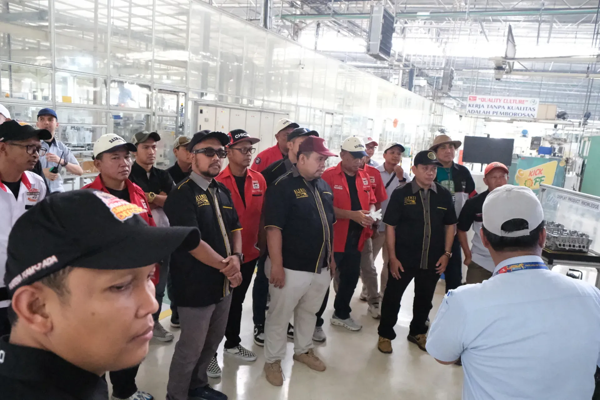Peserta Daihatsu Engine Plant Exploration Dari Daihatsu Official Club Sedang Menyimak Penjelasan Dari Tim Daihatsu 1