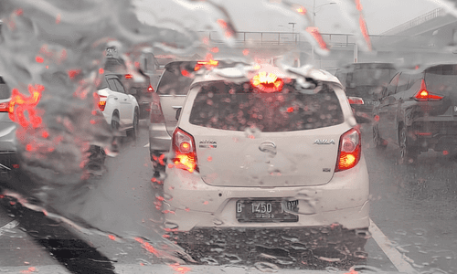 Berapa Jarak Aman Antar Mobil Saat Hujan