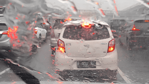 Berapa Jarak Aman Antar Mobil Saat Hujan