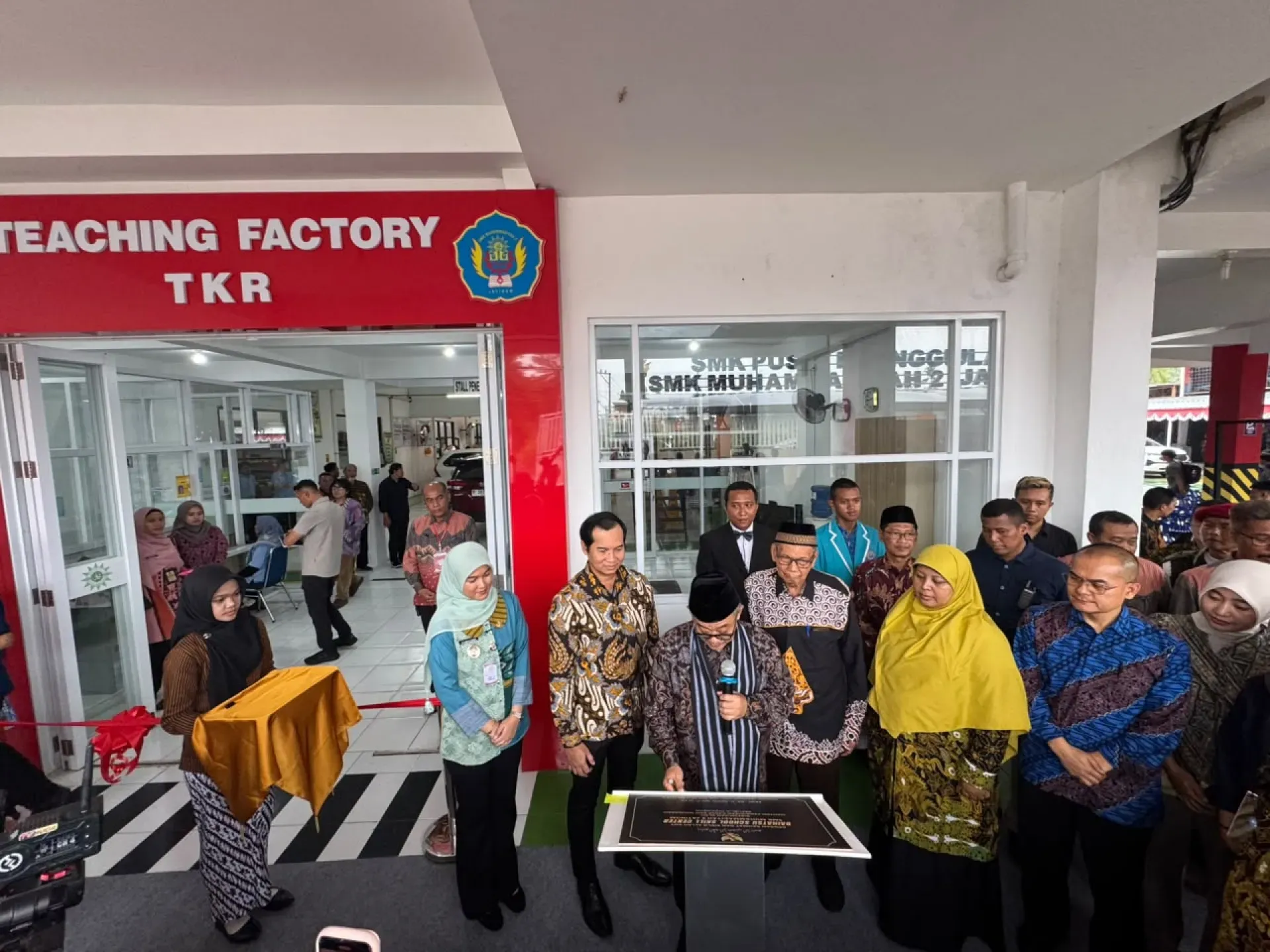 Penandatanganan Prasasti Oleh Menteri Pendidikan Dasar Dan Menengah Dalam Peresmian Dssc Di Smk Muhammadiyah 2 Jatinom, Klaten 1