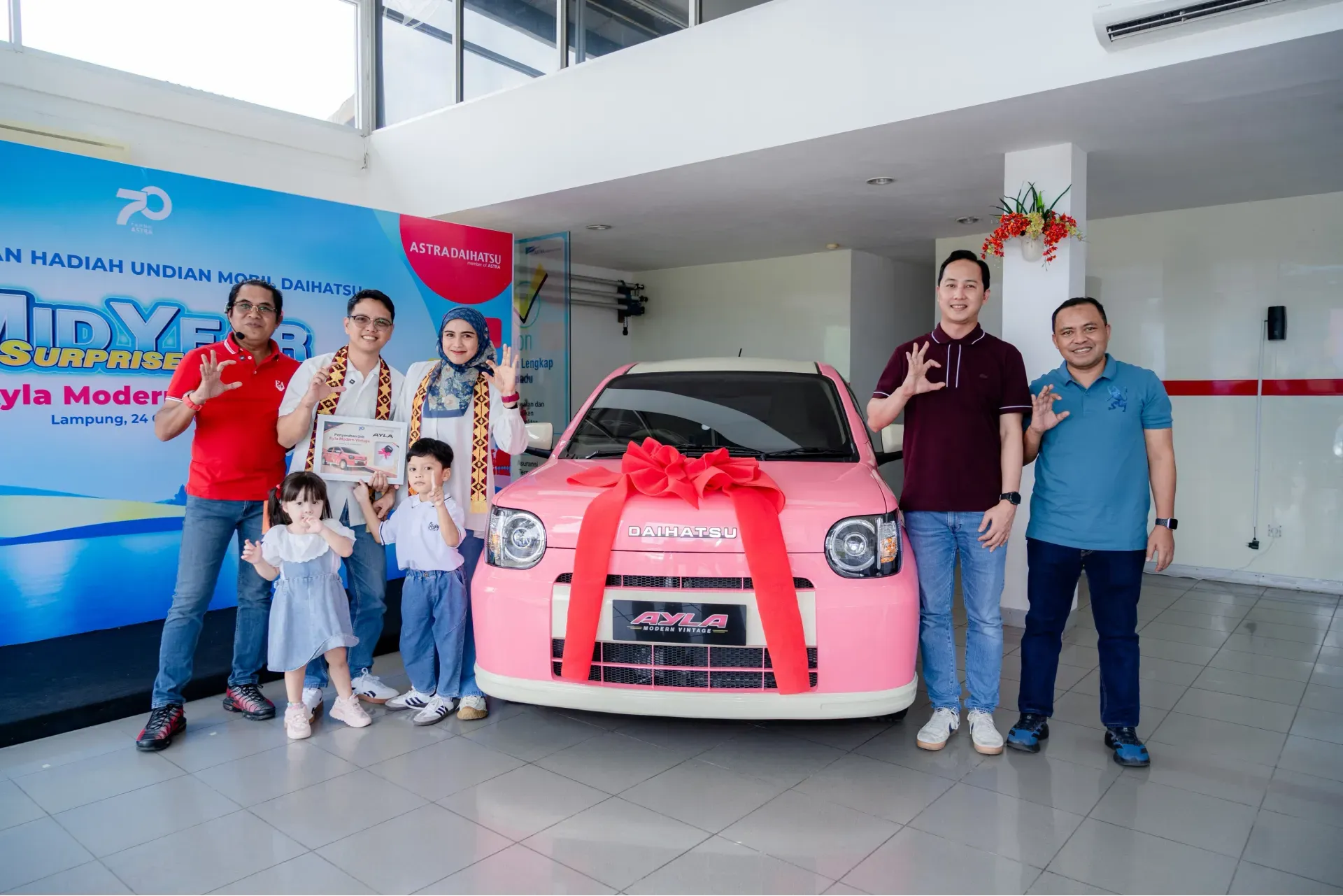 Perwakilan Manajemen Daihatsu Bersama Keluarga Pemenang Daihatsu Ayla Modern Vintage 1