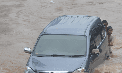 Mobil Terjebak Banjir, Apa yang Harus Dilakukan?