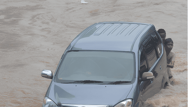 Mobil Terjebak Banjir, Apa yang Harus Dilakukan?