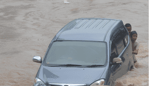 Mobil Terjebak Banjir, Apa yang Harus Dilakukan?