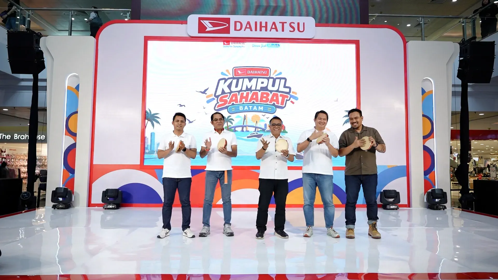 Perwakilan Manajemen Daihatsu Dan Perwakilan Pemerintah Kota Batam Membuka Secara Resmi Daihatsu Kumpul Sahabat Batam 2026 1