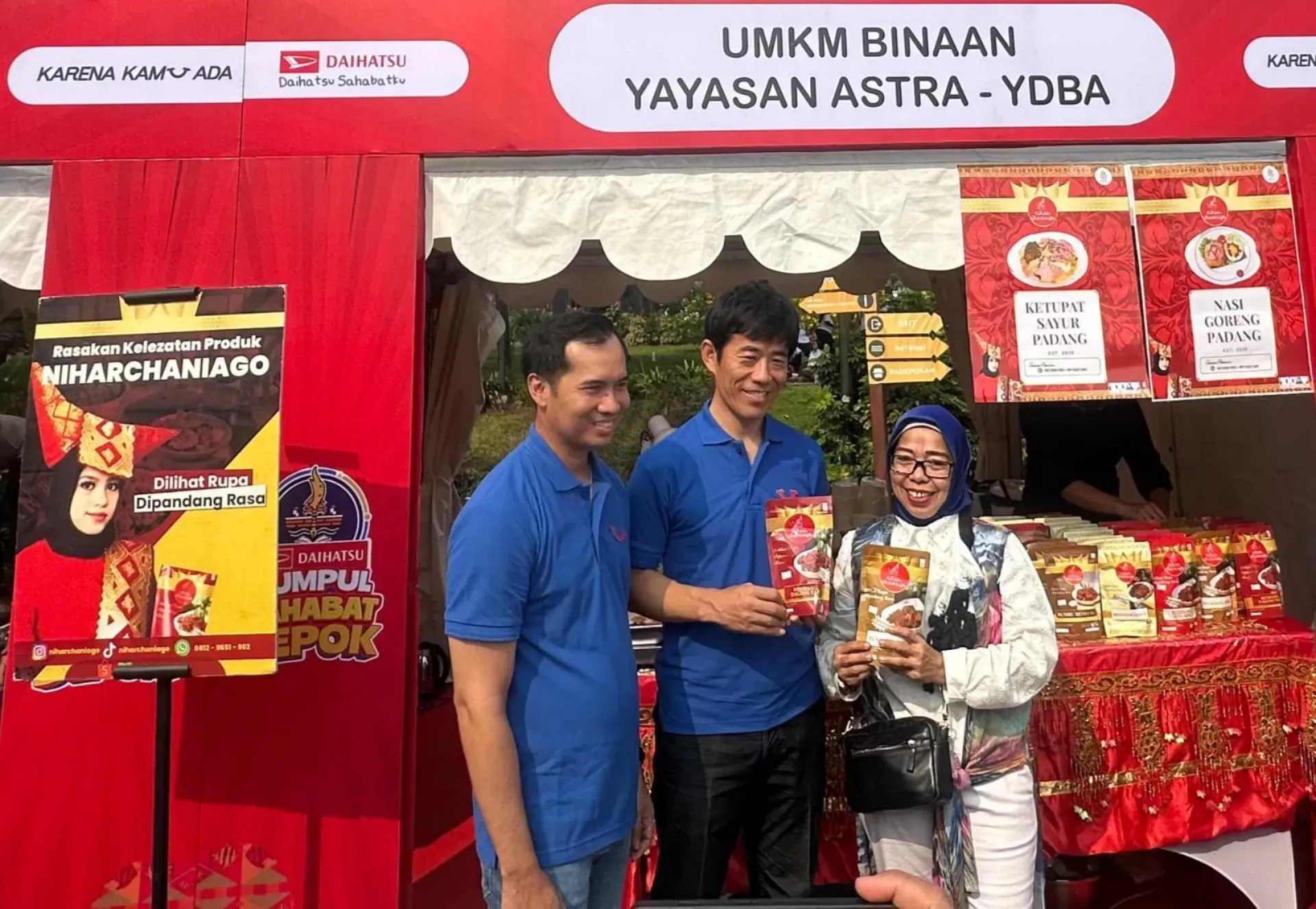 Perwakilan Manajemen Pt Astra Daihatsu Motor Berfoto Besama Di Salah Satu Tenang Umkm Binaan Ydba 1