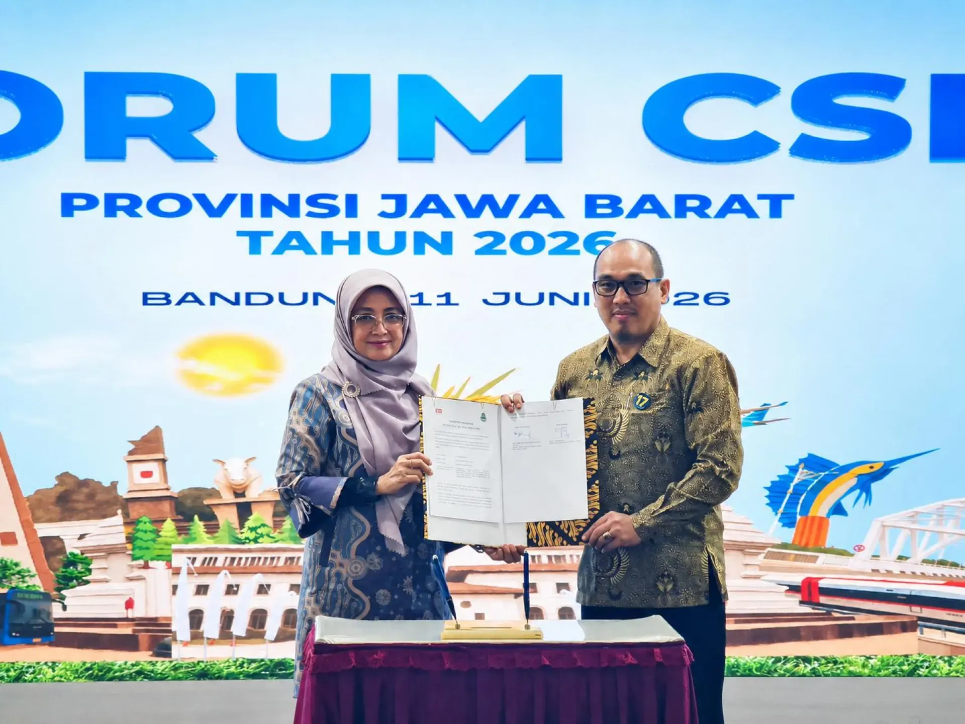 Perwakilan Daihatsu Berfoto Bersama Kepala Dinas Lingkungan Hidup Provinsi Jawa Barat Setelah Menandatangani Komitmen Program Adopsi Pohon 1