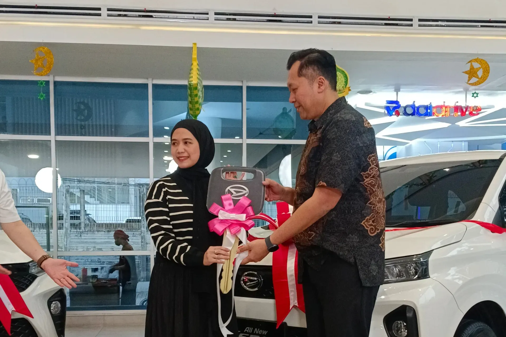 Penyerahan Simbolis 1 Unit All New Xenia Kepada Pemenang Daifest 2025 2 1