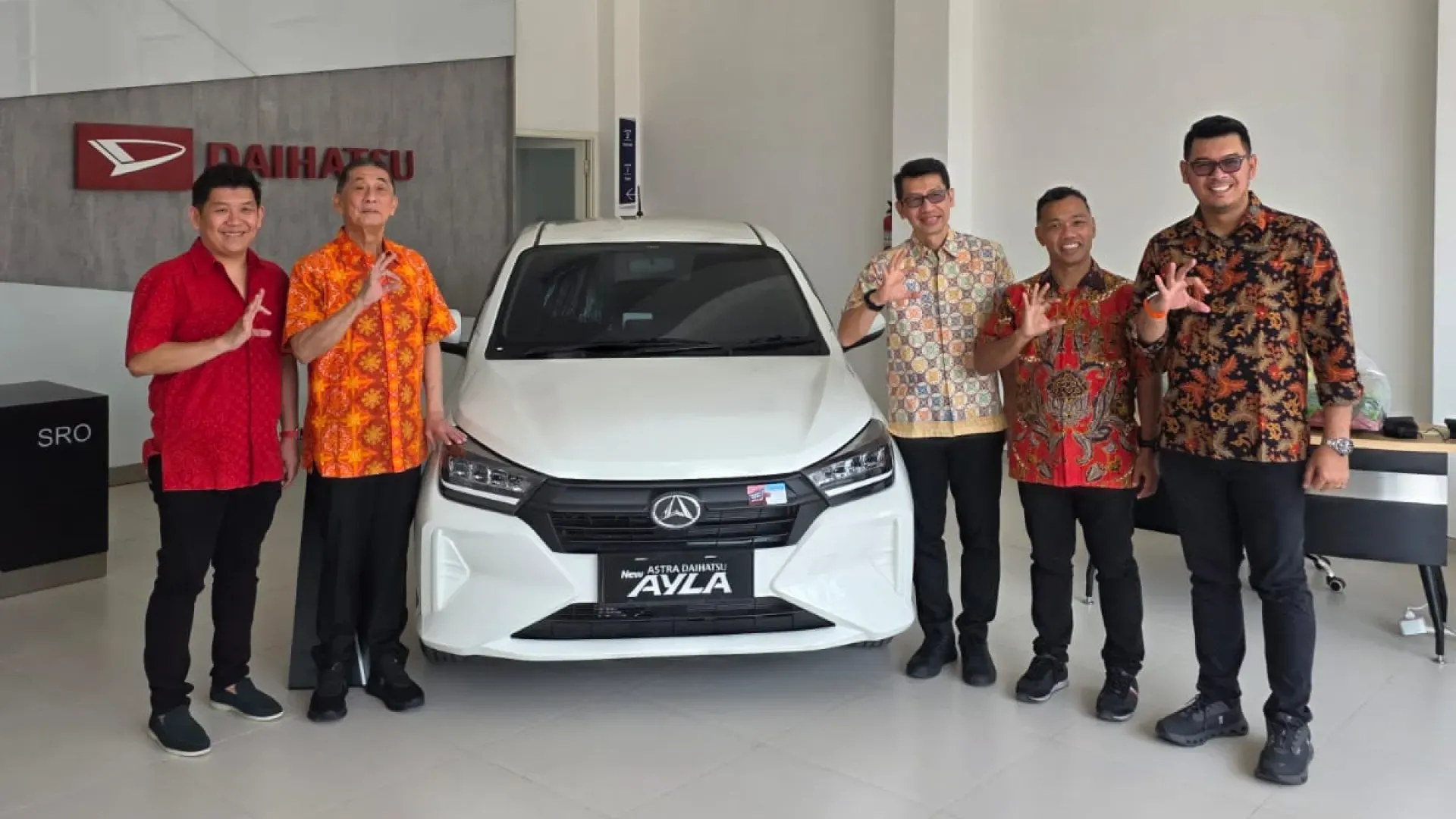 Perwakilan Manajemen Daihatsu Saat Peresmian Kharisma Sentosa Daihatsu Di Jember, Jawa Timur 1