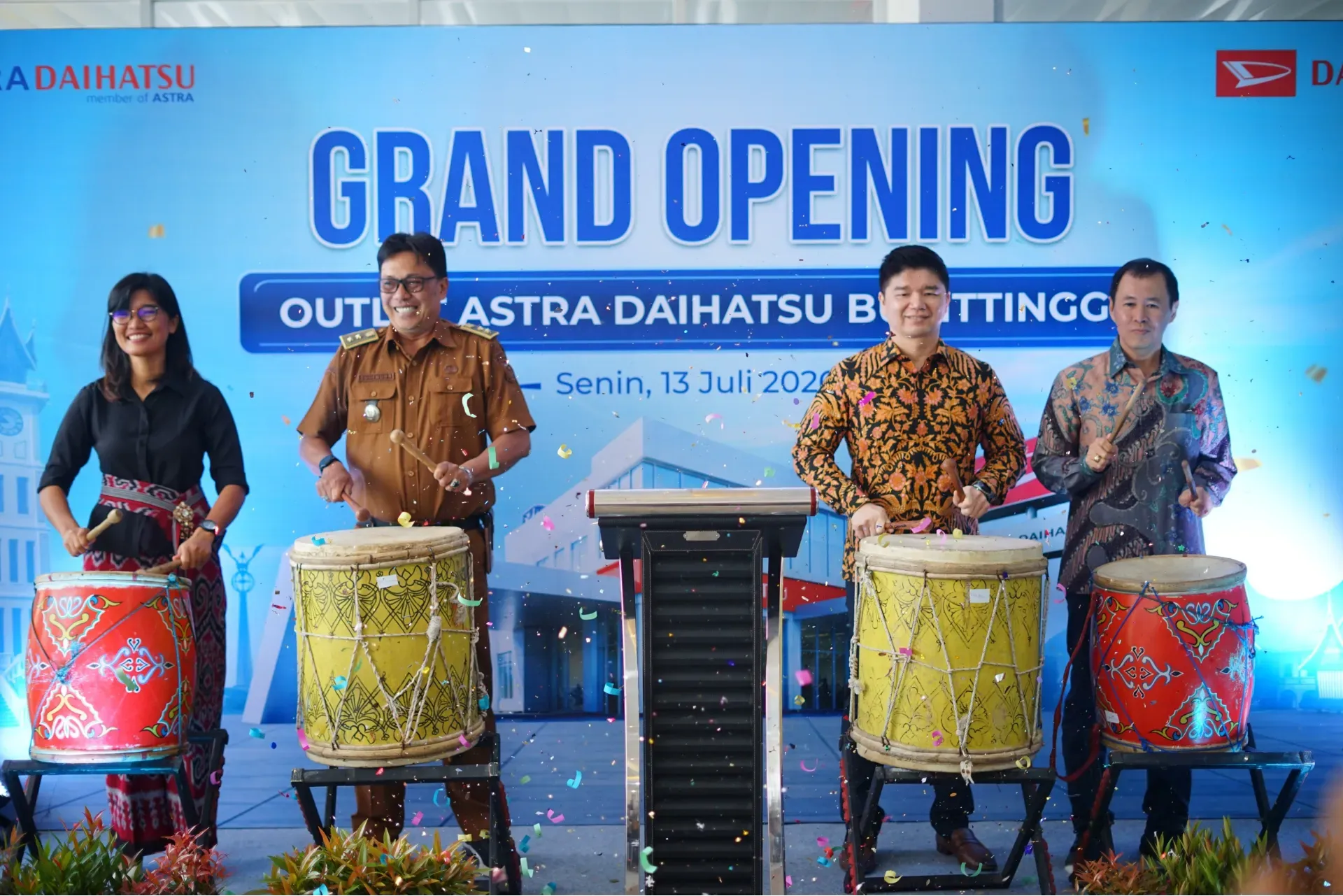Jajaran Manajemen Pt Astra International   Daihatsu Sales Operation Dan Lurah Aur Kuning Secara Simbolis Meresmikan Outlet a Astra Daihatsu Bukittinggi 1