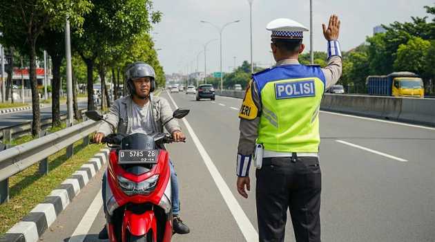 Denda Tilang Tidak Menyalakan Lampu Kendaraan, Ini Aturan Lengkapnya